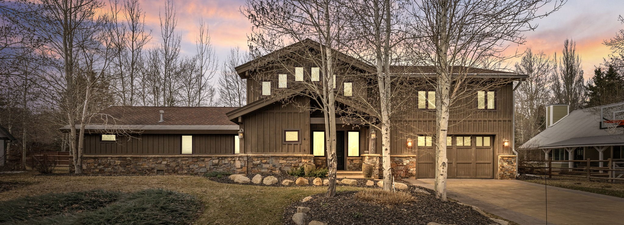 Palisade is a luxury vacation rental home in the Park Meadows community of Park City with close access to golf courses and top ski areas