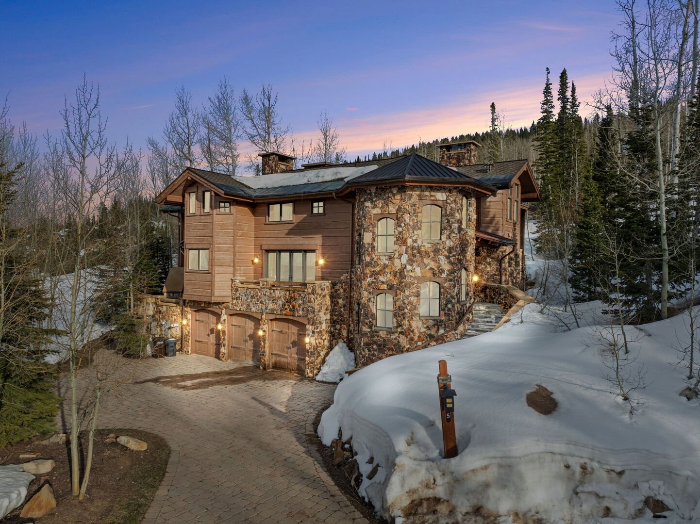 Ski Utah home located in The Colony of Park City. the home sits right alongside a popular ski run with tall trees surrounding the estate managed by Luxe Haus Ski Utah home located in The Colony of Park City. the home sits right alongside a popular ski run with tall trees surrounding the estate managed by Luxe Haus